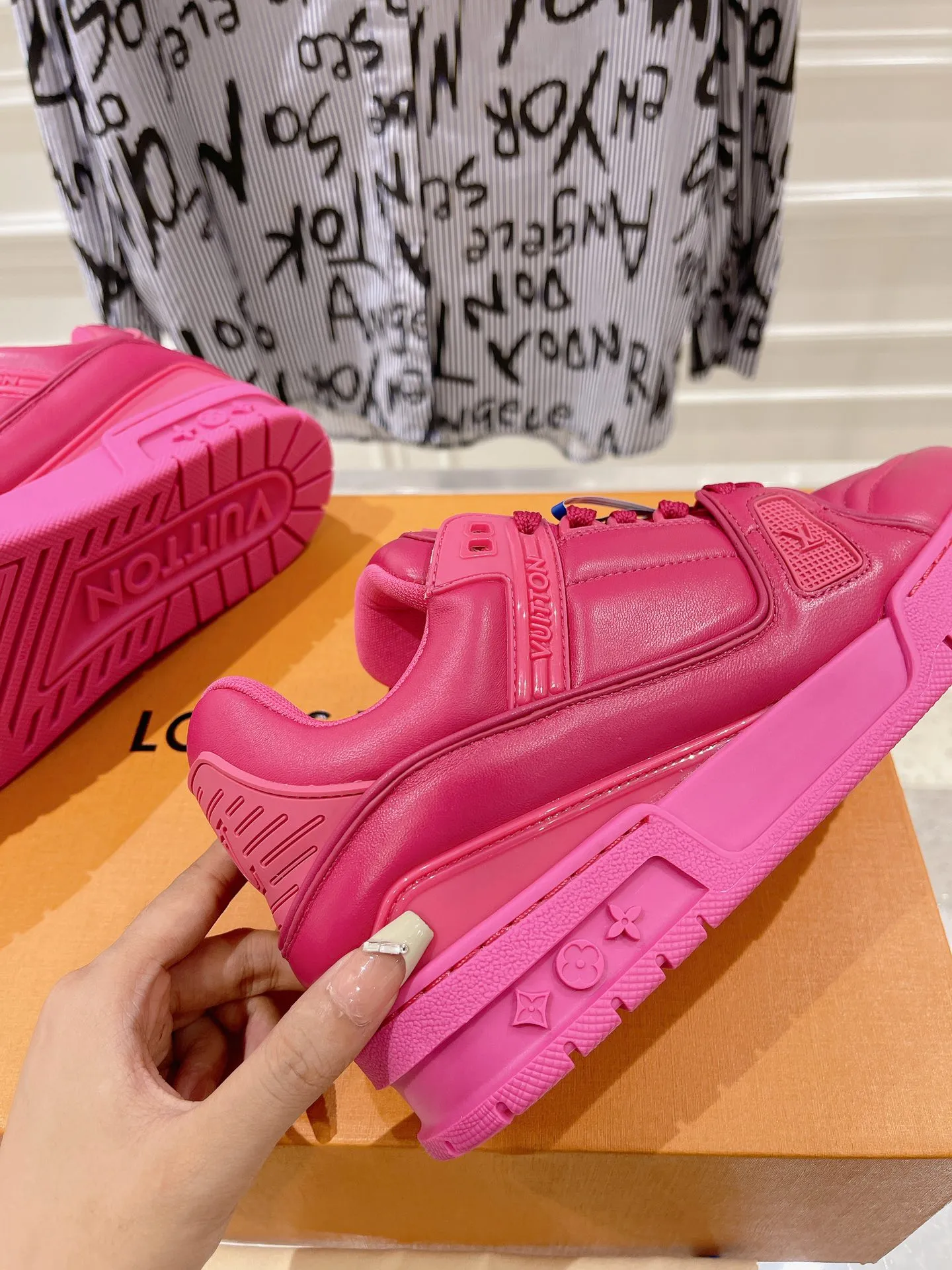 👟👟Ex-factory price 840👟👟 Top version #couple style 2024 hot LV 𝘁𝗿𝗮𝗶𝗻𝗲𝗿 series of the latest couple style sneakers, the quality has been upgraded again, the details are awesome, it just doesn’t look too good! The model was sold out immediately within ten minutes of the official website going on sale. TPU outsole, mold fee is 2w+. The texture is comparable to the original version. The feet are made of polymeter micro-material and breathable British mesh. The details are the same as the original version. Please pay attention to distinguish the currency materials on the market. Size: Female 35-39, Male 39-45M